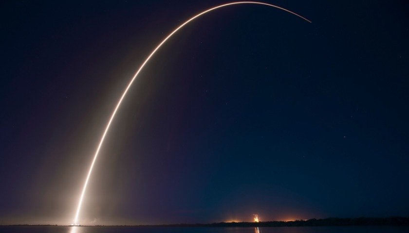 SpaceX Lanza Cohete Falcon 9 Con Dos Satélites