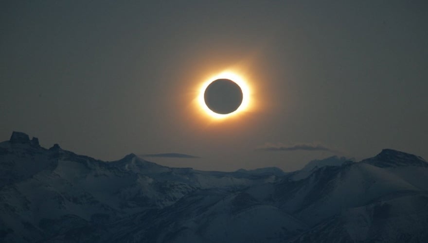Así podrás ver el eclipse solar en México a través de