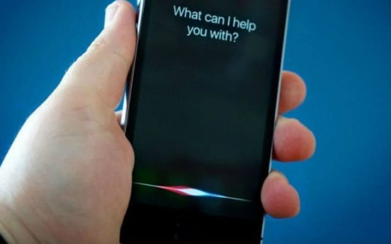 Apple y Google dejarán de poner a humanos a escuchar nuestras conversaciones con Siri y Assistant. Noticias en tiempo real