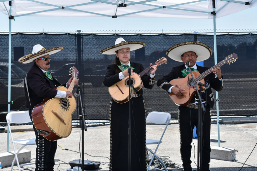 VIDEOS: Con mariachi Elon Musk presentó su lanzallamas que no es un ...