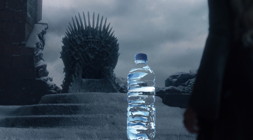 ¡Otro error! Una botella de agua se cuela en el último episodio de Game of Thrones. Noticias en tiempo real