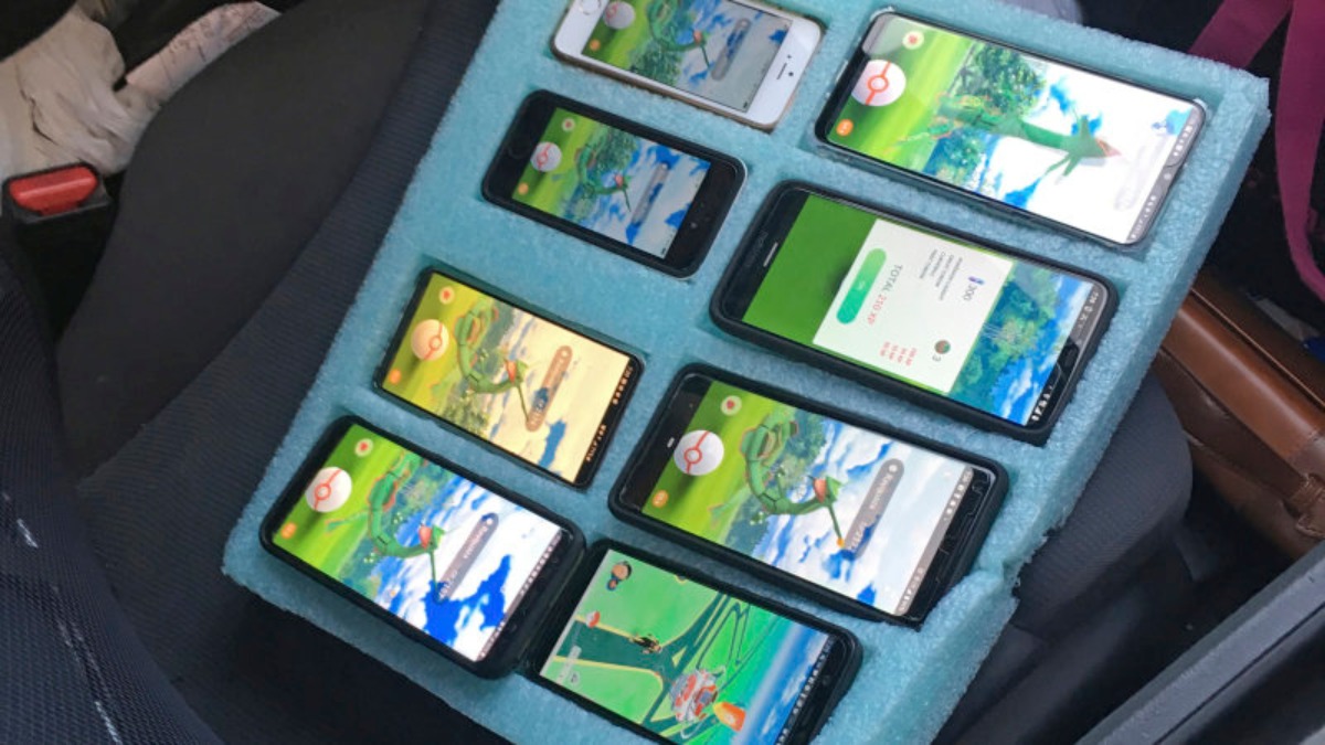 La policía encuentra a hombre jugando Pokémon GO… ¡en 8 teléfonos!. Noticias en tiempo real