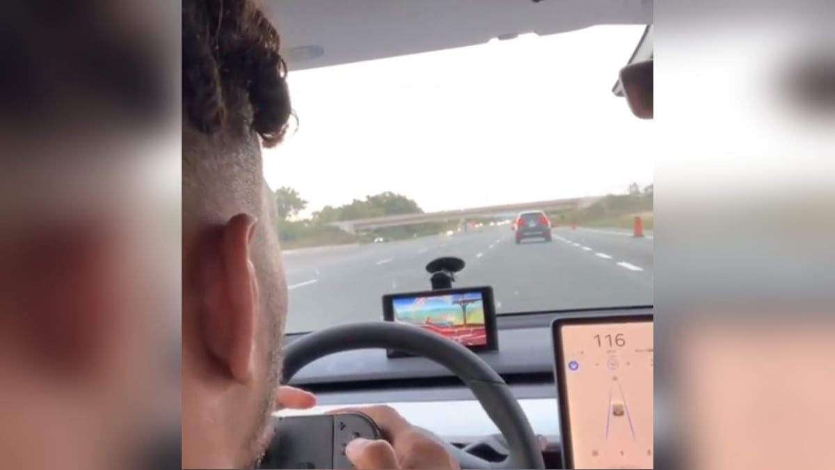 VIDEO: Jugó Smash Bros en Nintendo Switch mientras su Tesla conducía en modo automático. Noticias en tiempo real