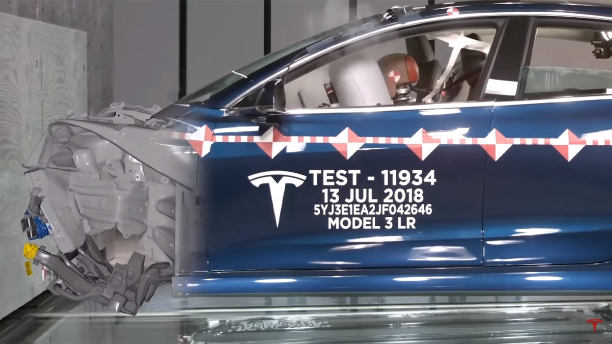 unocero VIDEO así es como Tesla destroza sus vehículos por tu seguridad