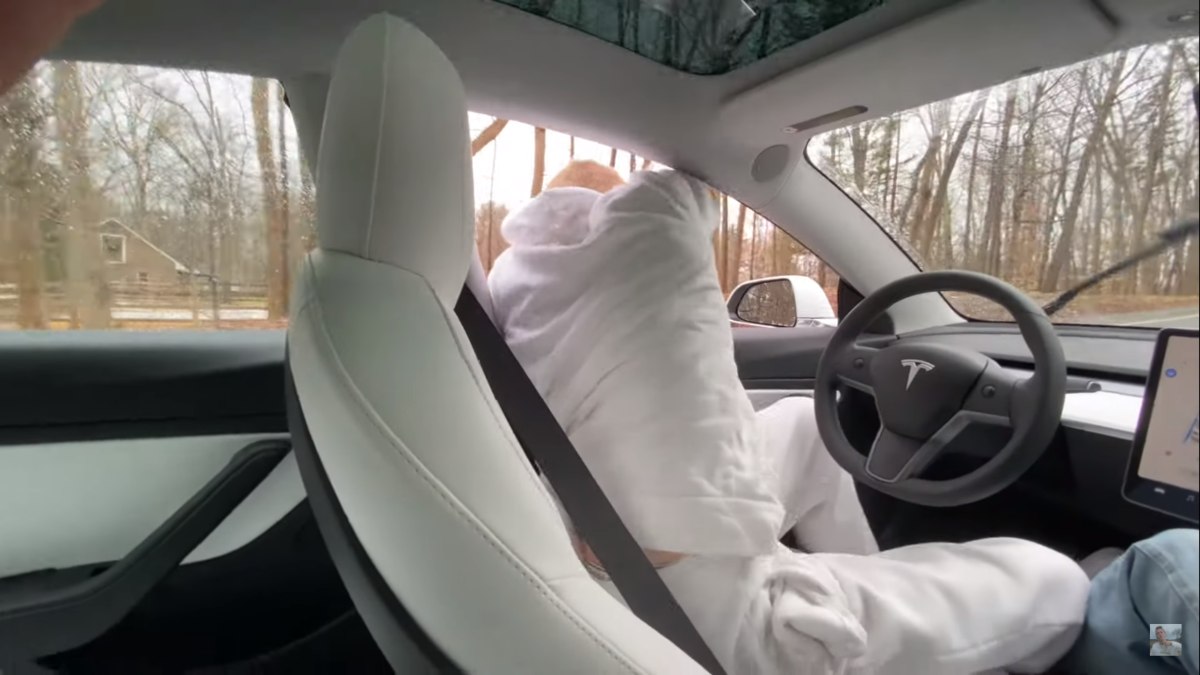 Video: Salta de un Tesla en movimiento para probar el piloto automático. Noticias en tiempo real