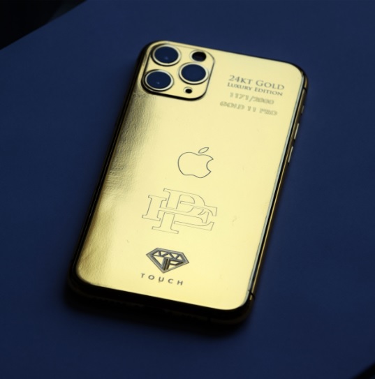 He does it again: Pablo Escobar's brother launches a gold «iPhone»