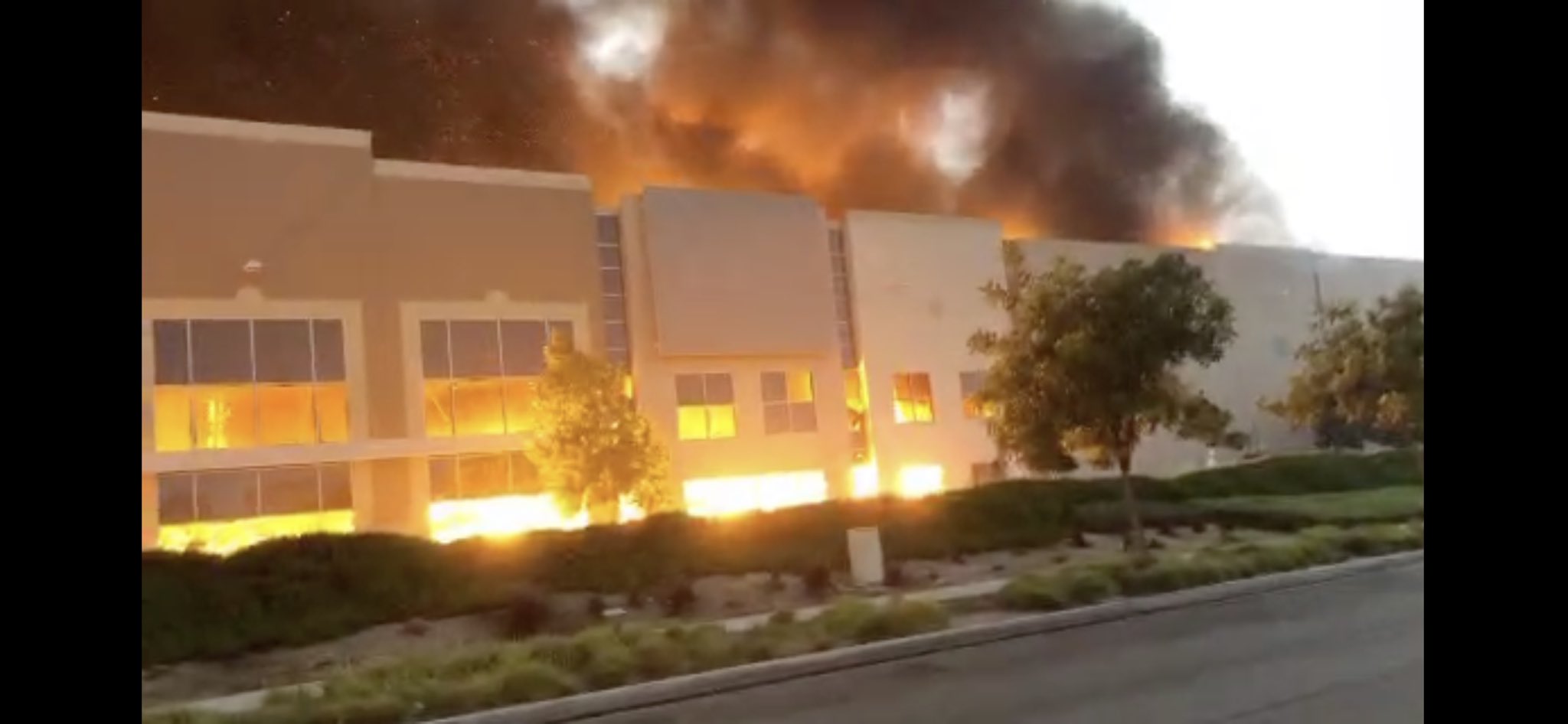 Se incendia almacén de Amazon en Redlands, California. Noticias en tiempo real