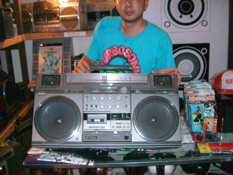 unocero - Boomboxes, los dispositivos portátiles del pasado para ...