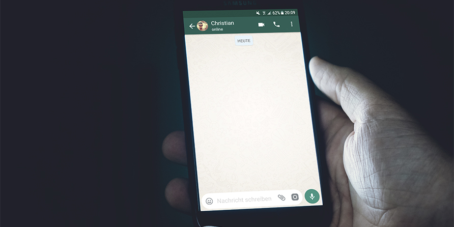 Cómo crear notificaciones personalizadas en WhatsApp para saber quién te manda mensajes sin mirar el teléfono. Noticias en tiempo real