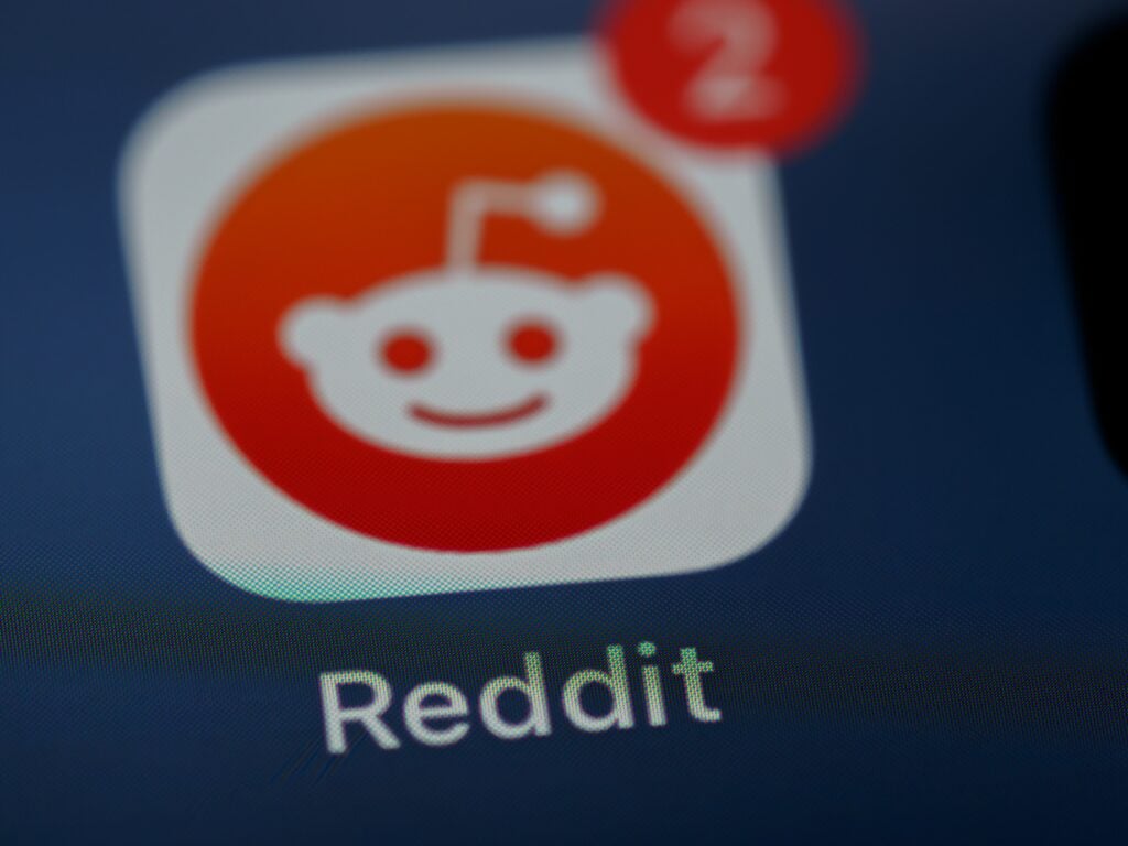 reddit-se-suma-al-bloqueo-contra-rusia-prohibe-enlaces-de-medios-como-rt-y-sputnik