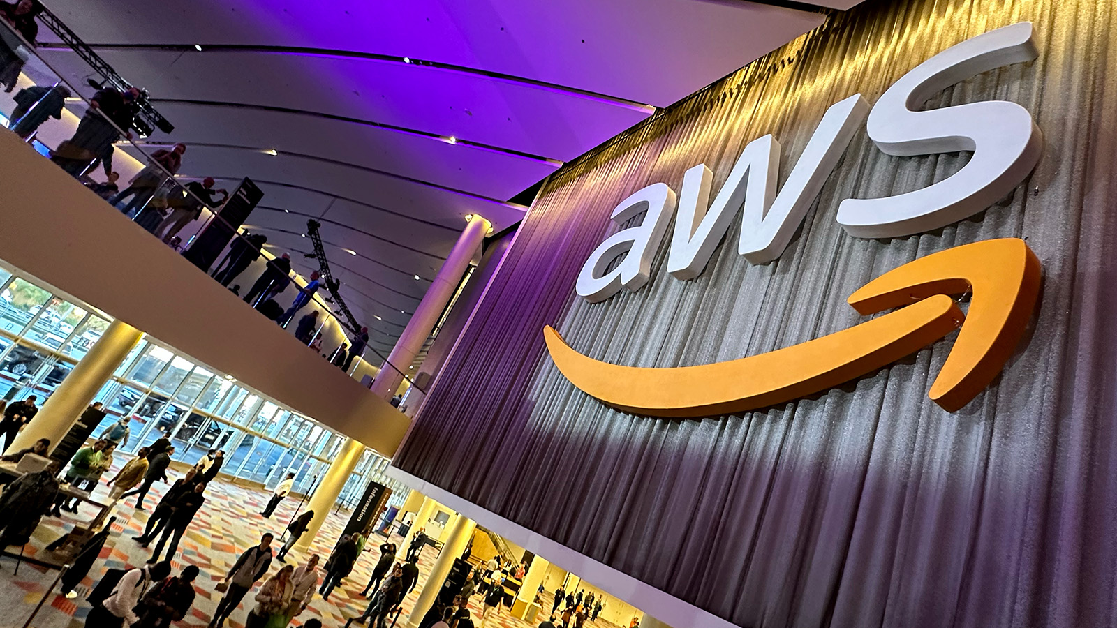 Amazon quiere llevar a más empresas a la nube con AWS. Noticias en tiempo real