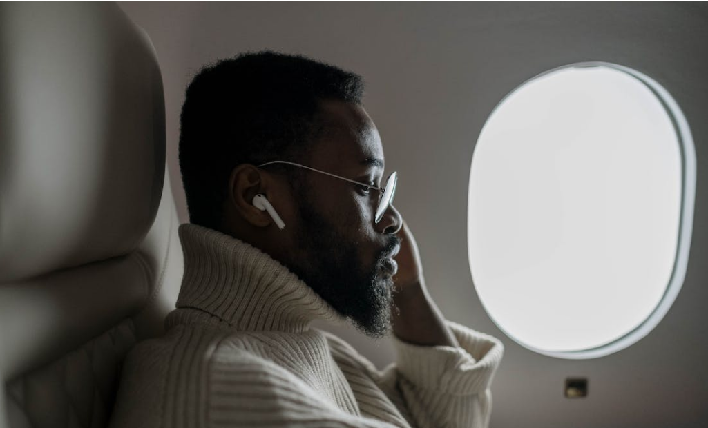 como conectar los airpods a la pc